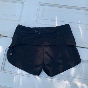 Lululemon Black “Speed Up Low Rise” lined short 2 1/2”